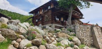 Фото номера Дом с 4 спальнями Дома для отпуска Cabana vânătorului г. Рышнов 11